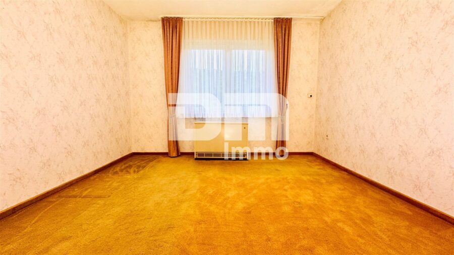 Ein- bis Zweifamilienhaus mit viel Potenzial in idyllischer Lagemit Terrasse und Garage - OG Schlafzimmer